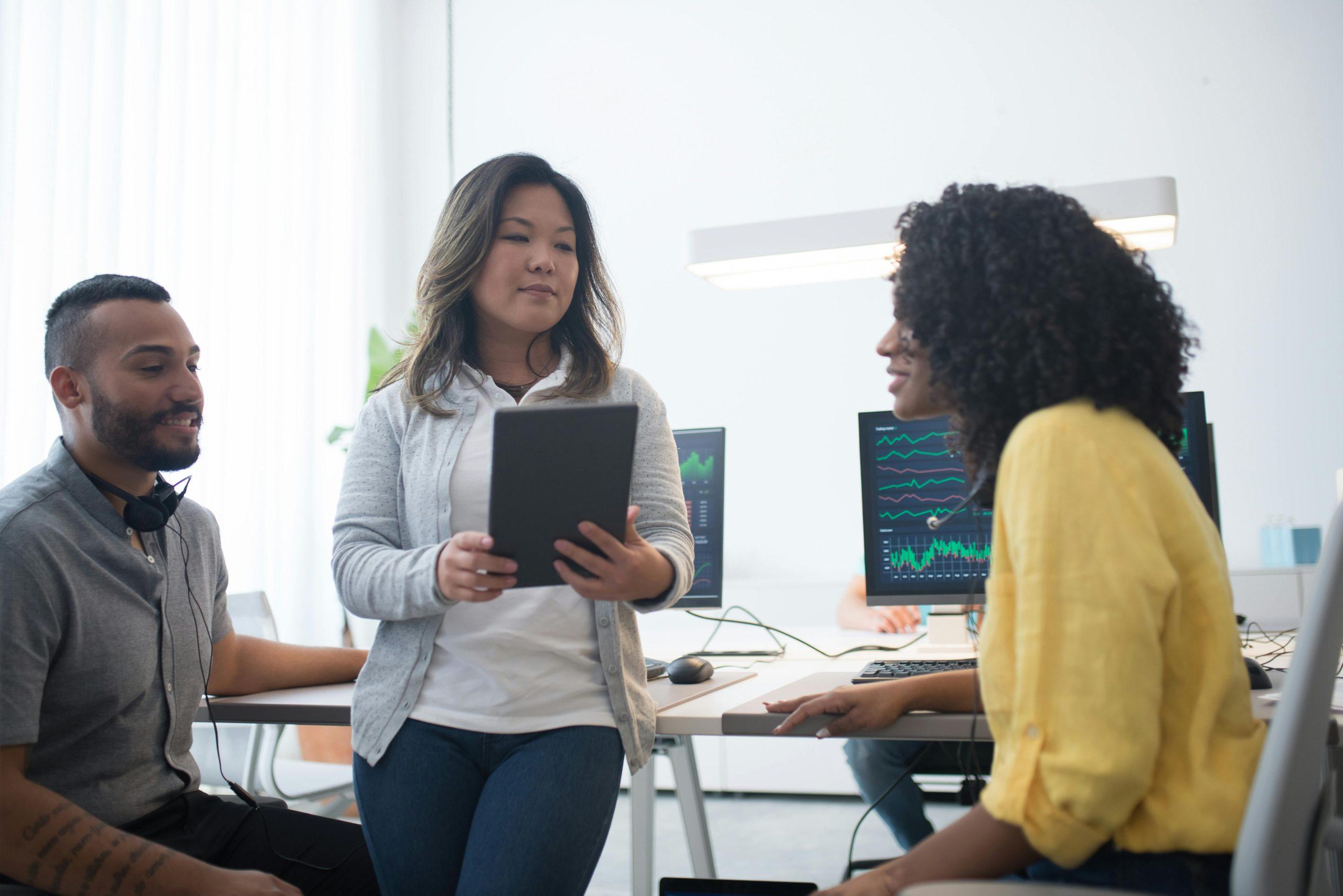 Leader having constructive conversation with team member in supportive workplace environment