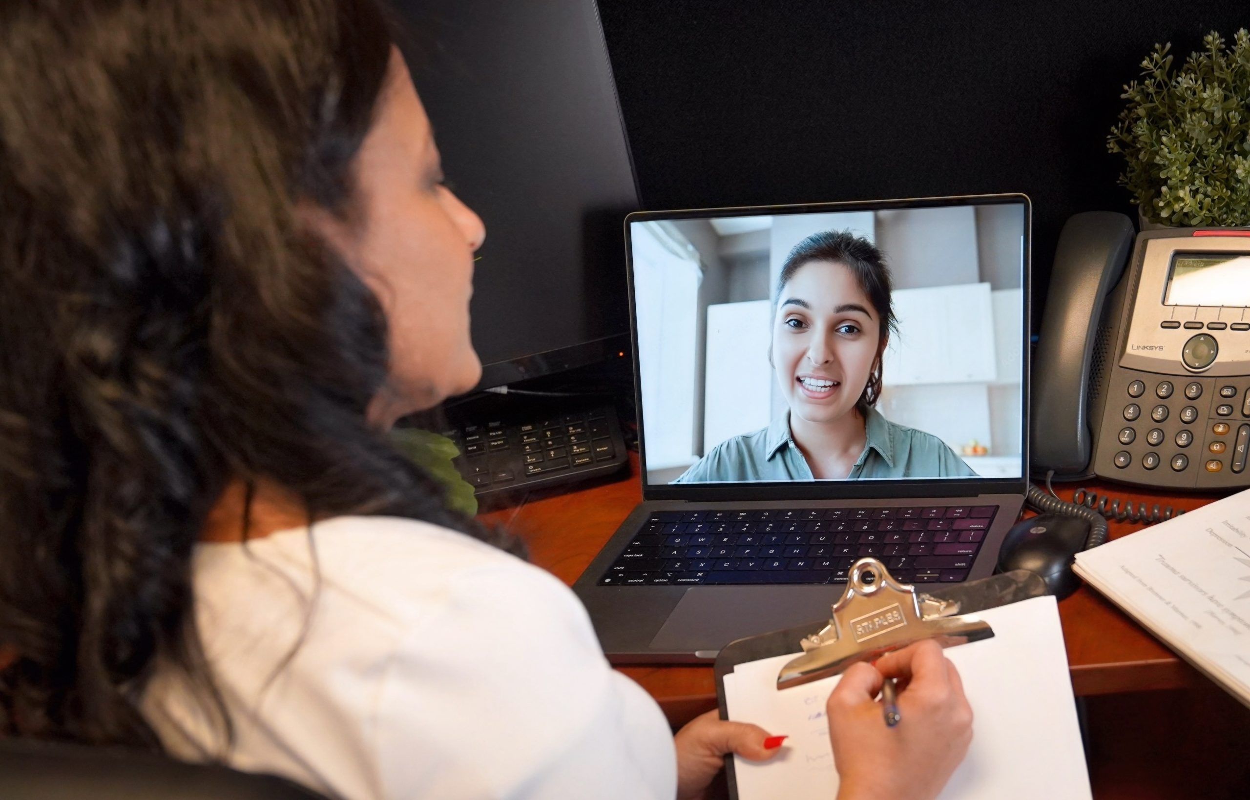 Nesrine with a client online